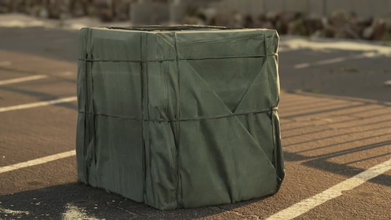 빈 주차장에 포장 된 포장 상자