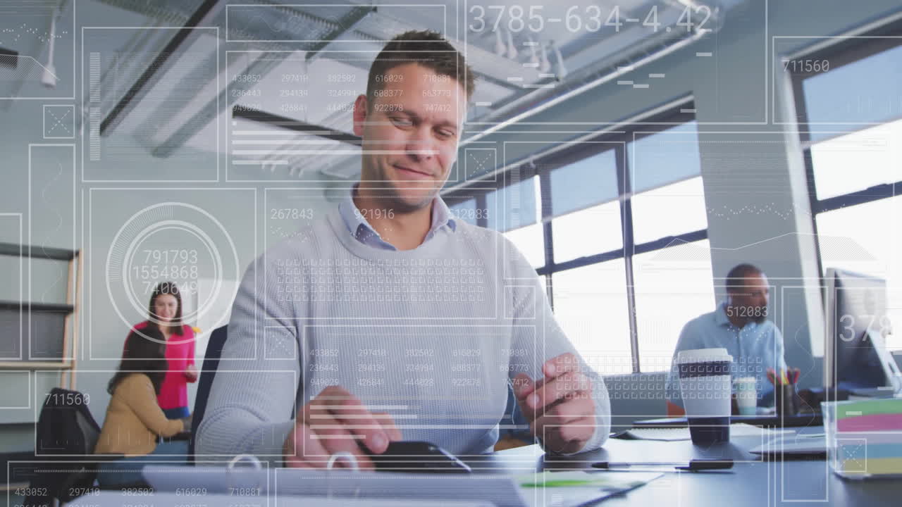 animación del procesamiento de datos financieros sobre diversas personas de negocios en la oficina