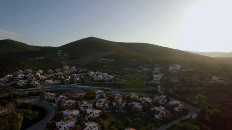 Vista-Aérea-Del-Barrio-Al-Pie-De-Las-Verdes-Colinas-De-Grecia.