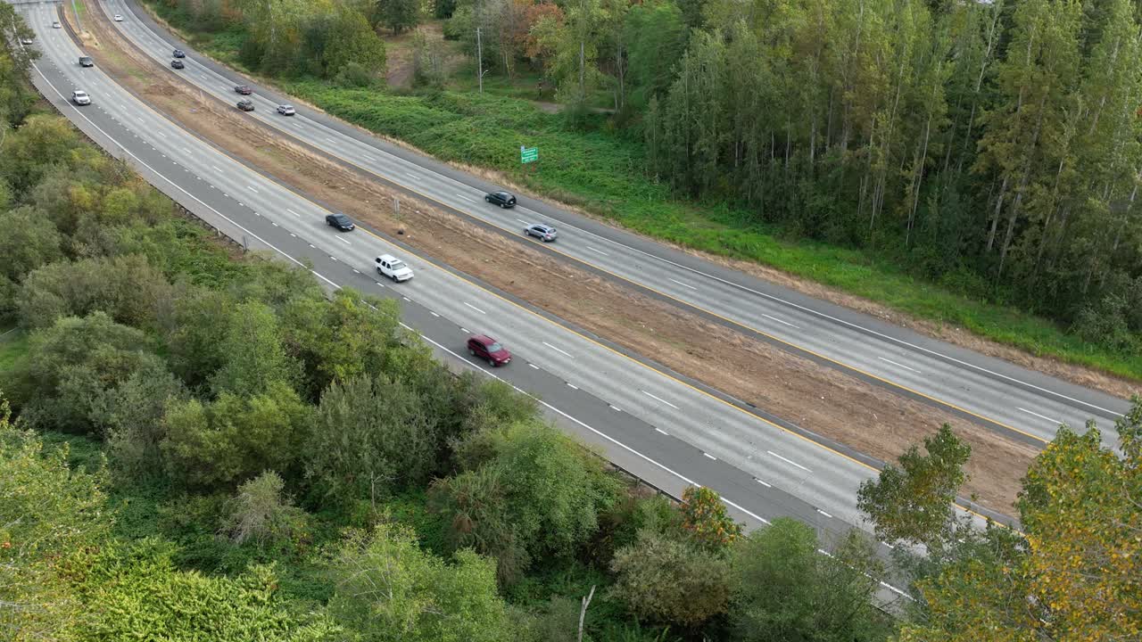 vista aérea estática de los automóviles que viajan por la autopista en bellingham, wa