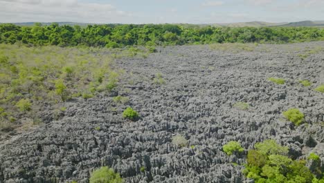 Vuela-Sobre-Las-Hermosas-Rocas-Tsingy-Ankarana-En-La-Isla-De-Madagascar