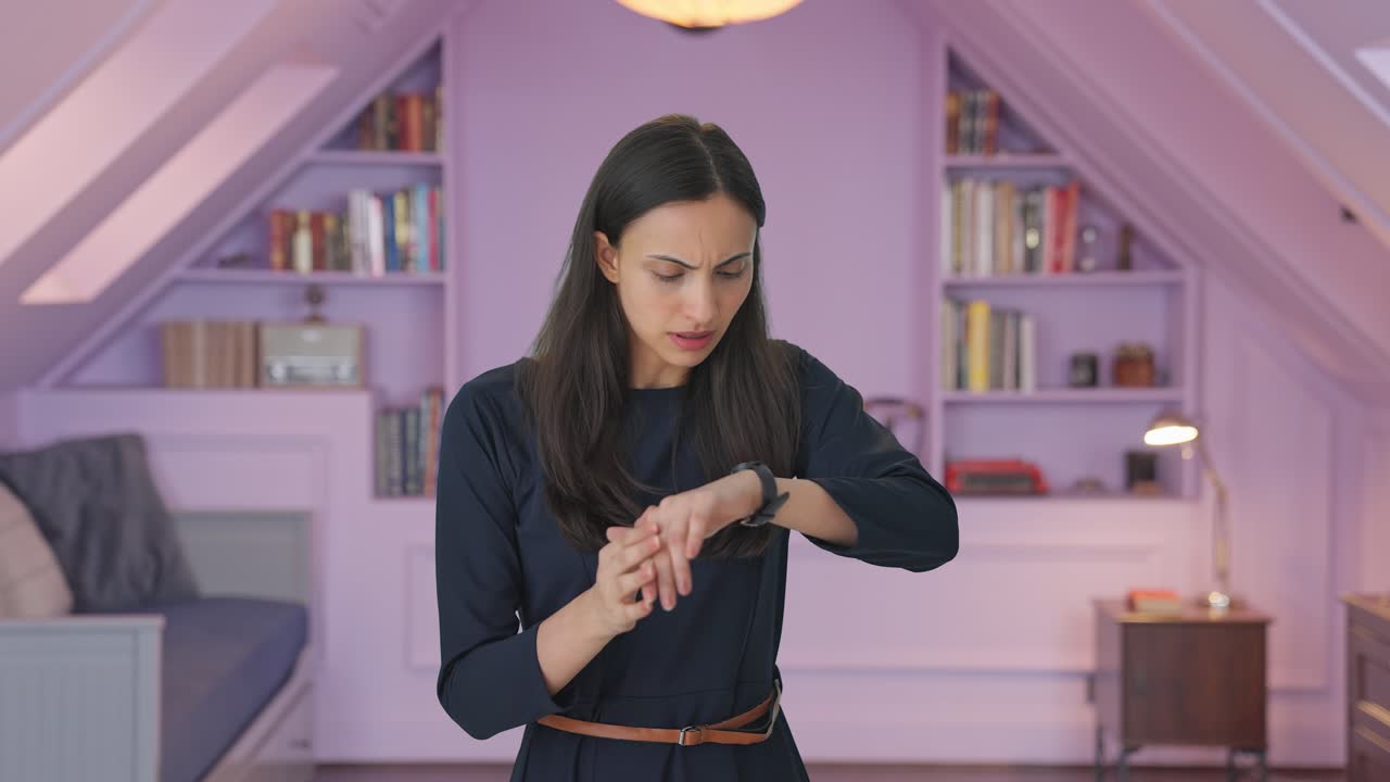 chica india ansiosa esperando a alguien