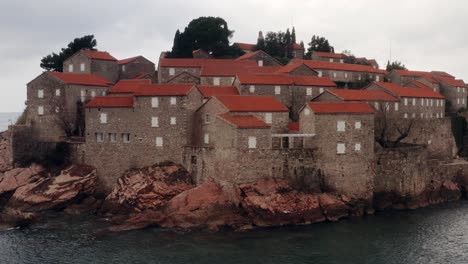 Antenne---Luxusresort-Sveti-Stefan-Island-Im-Adriatischen-Meer,-Montenegro,-Lkw-Rechts