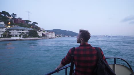 un viaje en ferry tranquilo y pacífico.