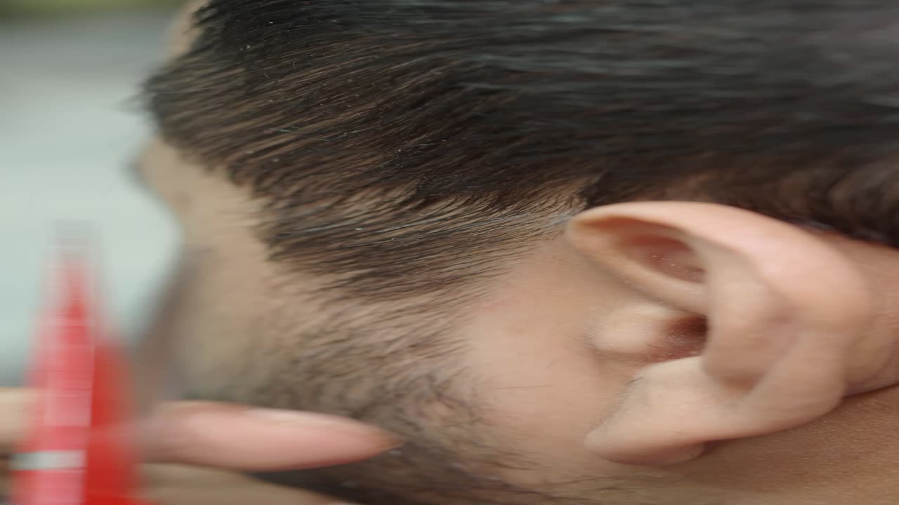 un hombre se corta el cabello.
