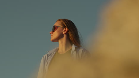 mujer joven mirando a la izquierda, moda, gafas de sol