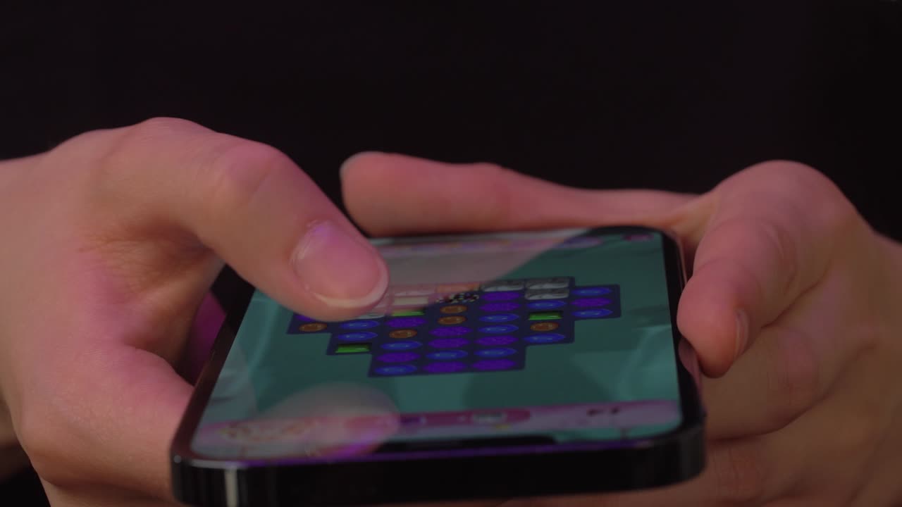 ⁇ 드폰에서 중독성 모바일 게임을 하는 여성의 가속화 된 비디오