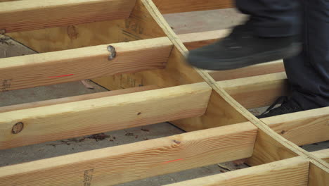 primer plano del hombre construyendo mini rampa de monopatín con taladro