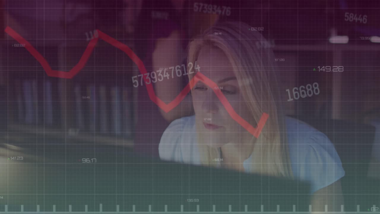 animación del procesamiento de datos financieros sobre una mujer de negocios caucásica