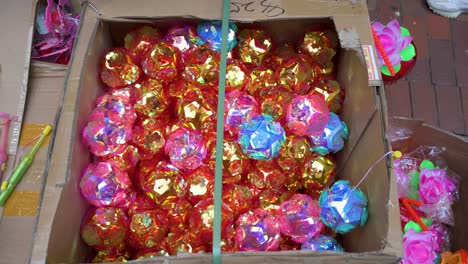 linternas chinas, que simbolizan la prosperidad y la buena fortuna, para la venta se ven dentro de una caja mientras los compradores compran estos adornos durante el festival de mediados de otoño, también llamado festival del pastel de luna