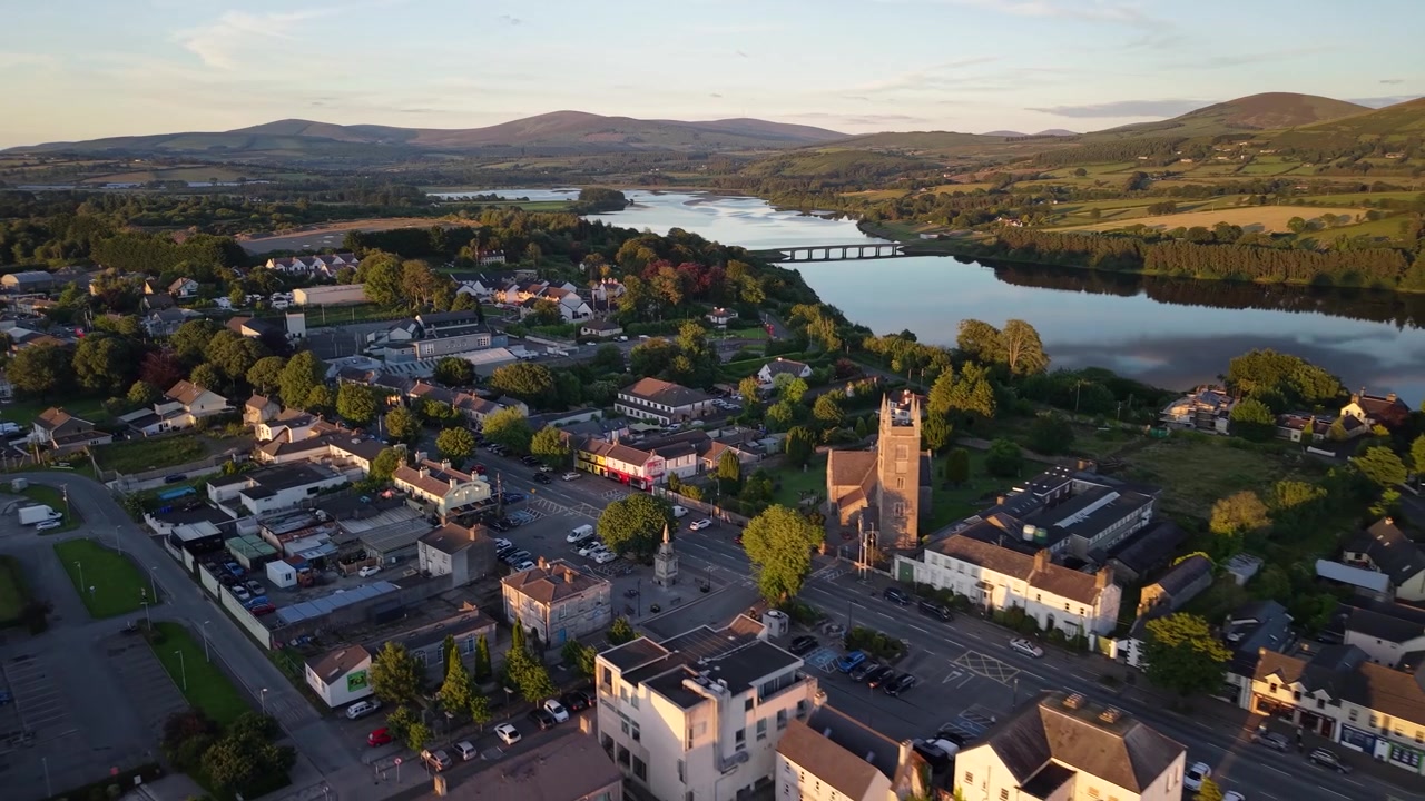 Flyfoto av Blessington hovedgate under den gylne timen, med innsjøomgivelser, County Wicklow, Irland
