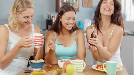 Friends-having-breakfast-in-the-kitchen