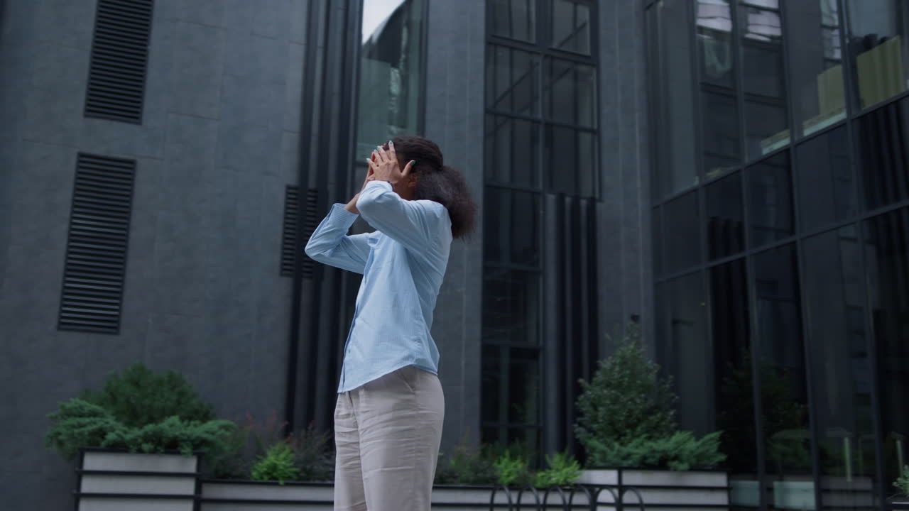 trabajador molesto sintiéndose enojado por el trabajo, gerente estresado estallando de rabia afuera.