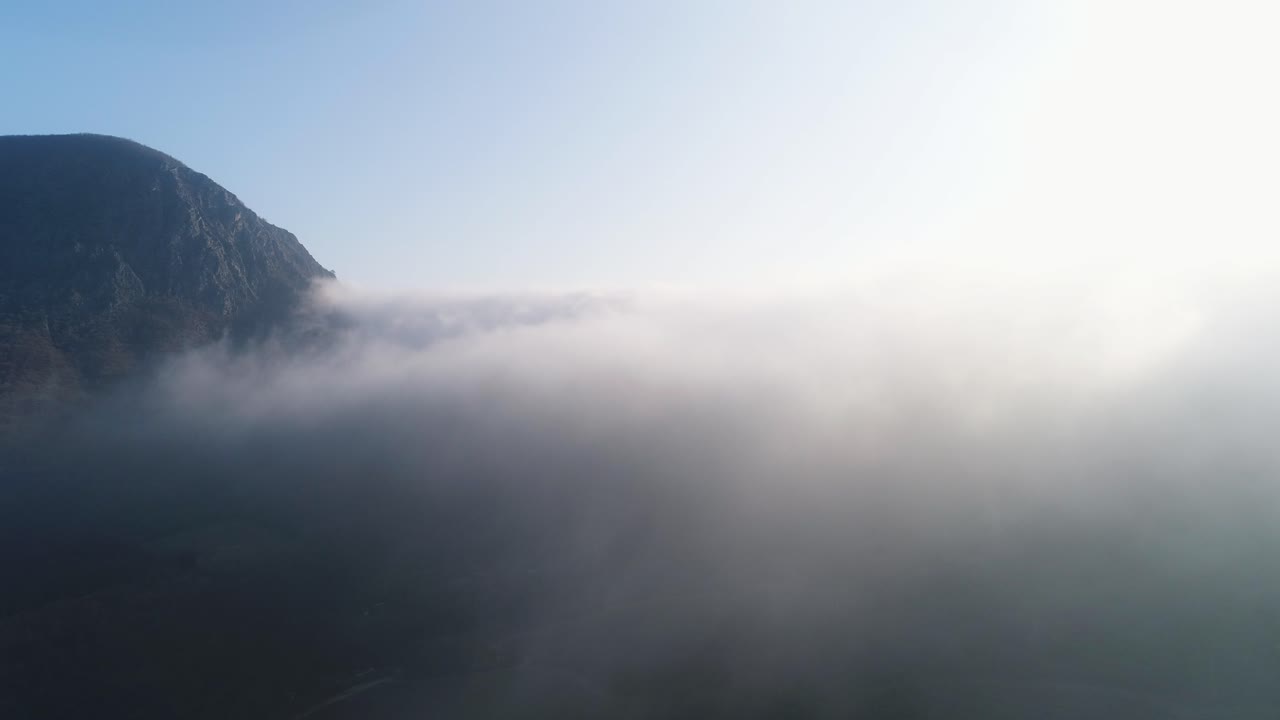 안개가 가득한 산의 해가 뜨는 곳