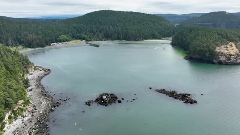 Vista-Aérea-De-La-Bahía-De-Bowman-En-Un-Día-Nublado-En-El-Pnw