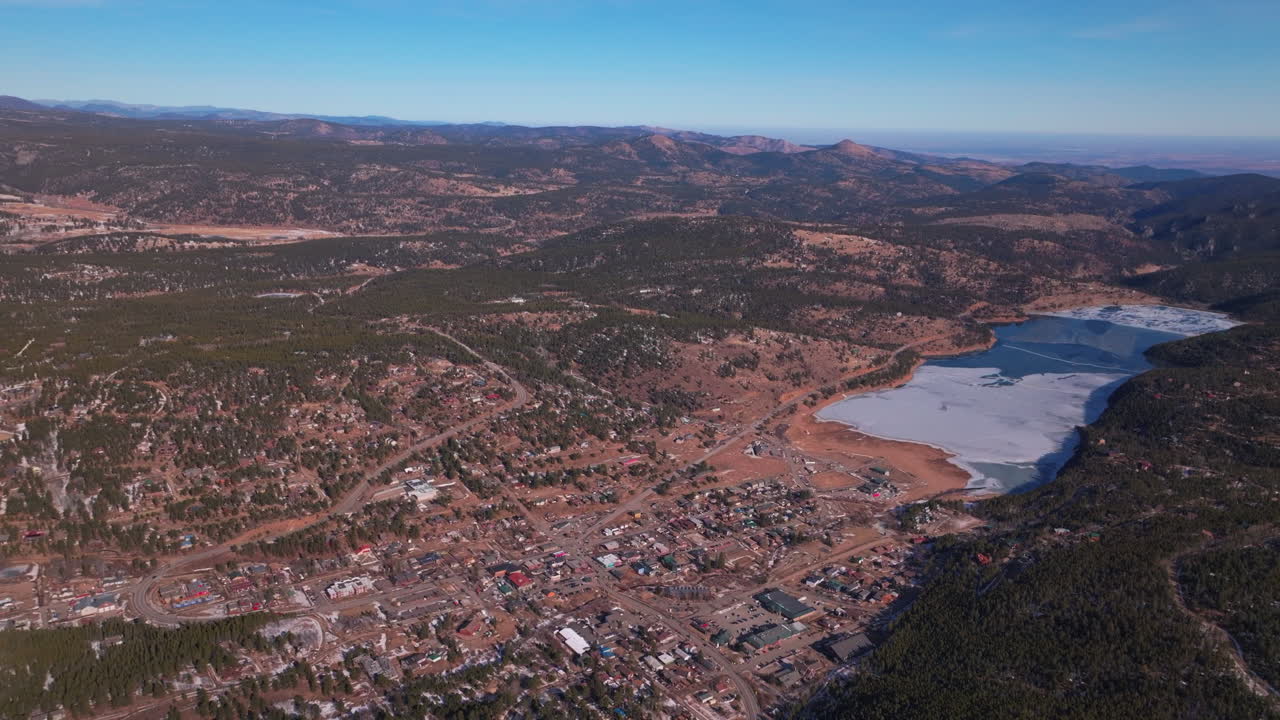 front range colorado cinematográfico drone aéreo eldora boulder hierro plano centro de la ciudad nederland picos indios invierno cielo azul montañas rocosas ciudad central black hawk revelan pan up movimiento hacia adelante