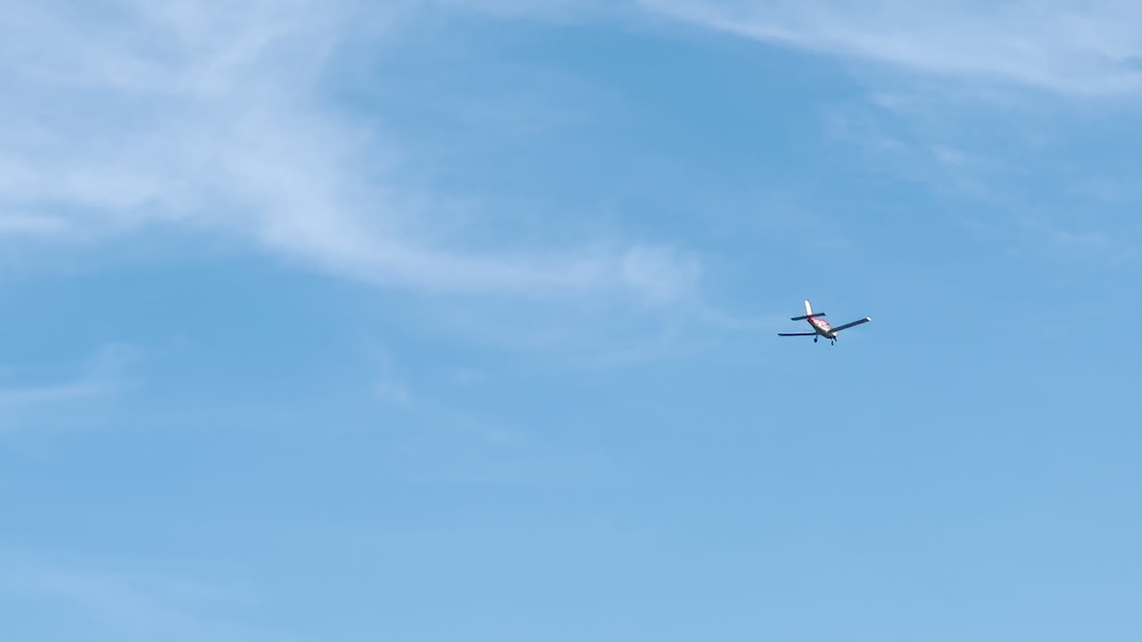 화창한 날 푸른 하늘을 배경으로 비행 중인 항공기