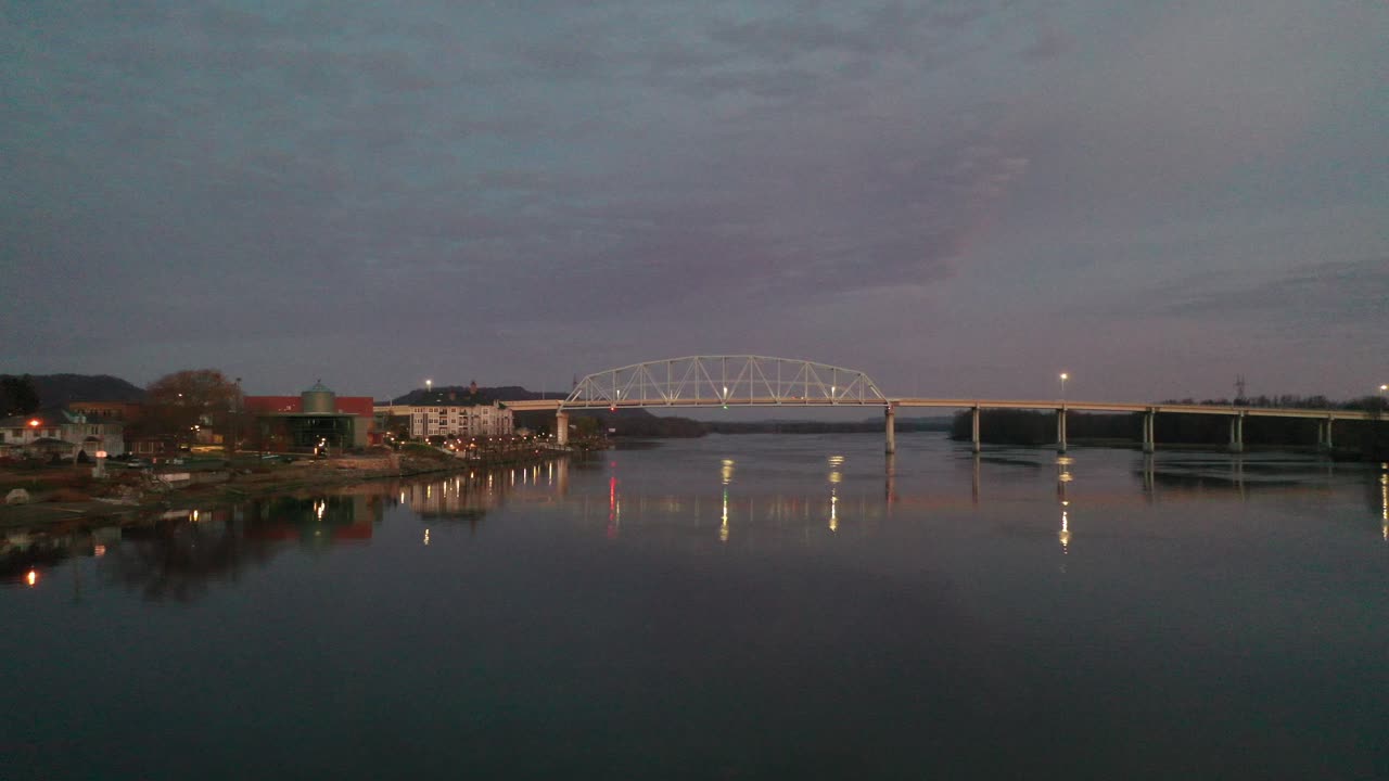 저녁에 강 다리