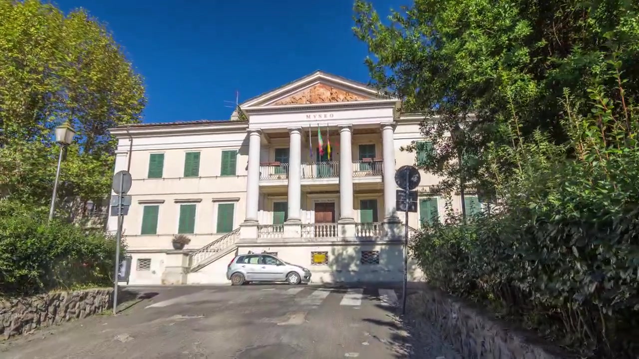 Vista frontale del Museo di Villa Ferrajoli nella splendida città di Albano Laziale, timelapse hyperlapse, Italia. Museo storico esterno con traffico sulla strada