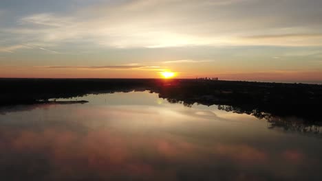 Amanecer-De-La-Mañana-En-El-Lago-Powell,-Florida