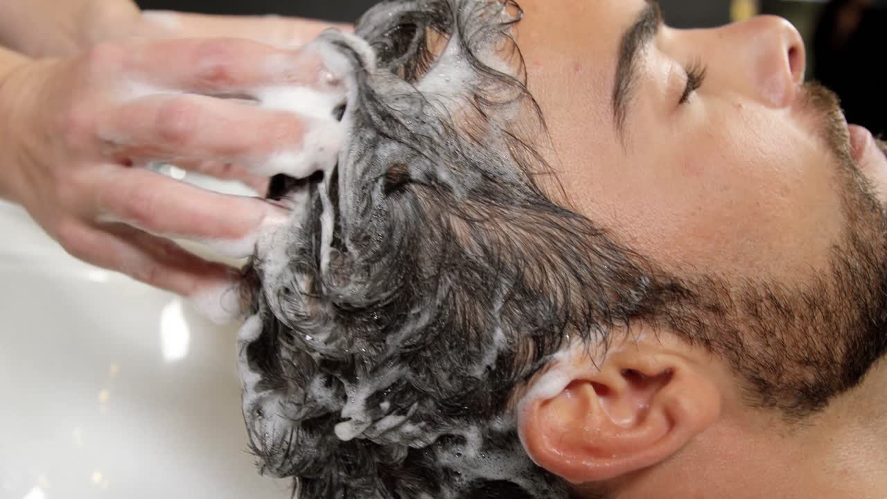 L'uomo si lava i capelli