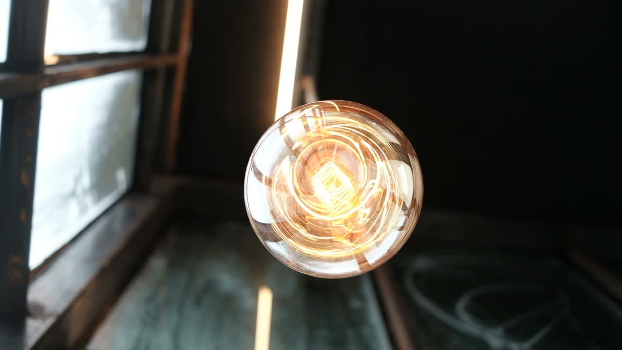 오렌지색 전구가 흔들리는 낮은 각도 시각