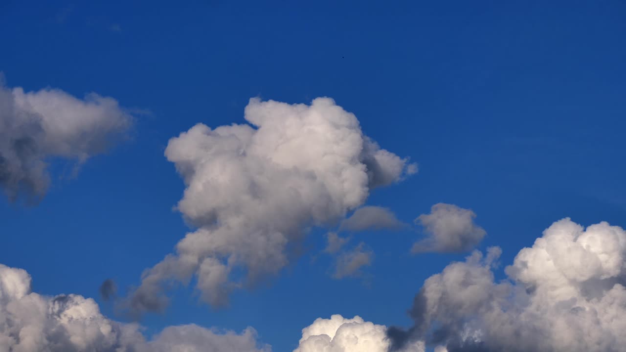 푸른 하늘 배경에 푹신한 흰 구름