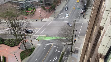 vista aérea de la acera y la intersección de la carretera con automóviles y peatones en vancouver, canadá, columbia británica.