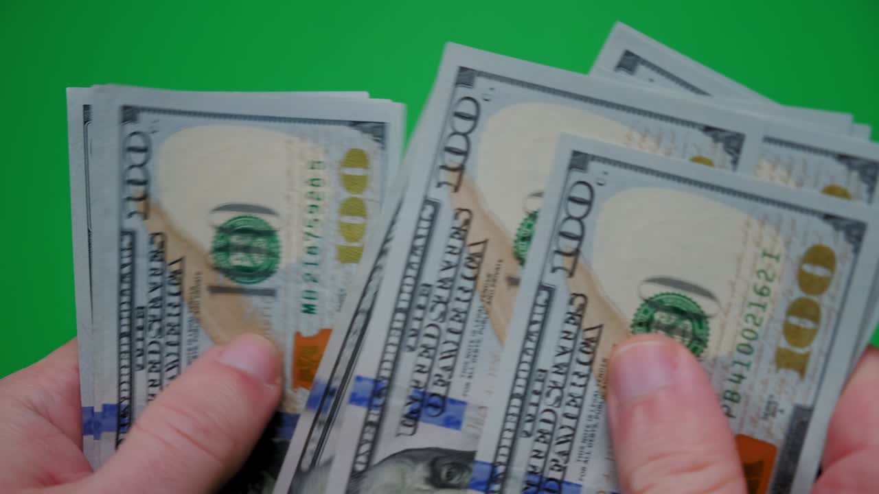 contar el dinero de mano en mano sobre un fondo verde. cerca