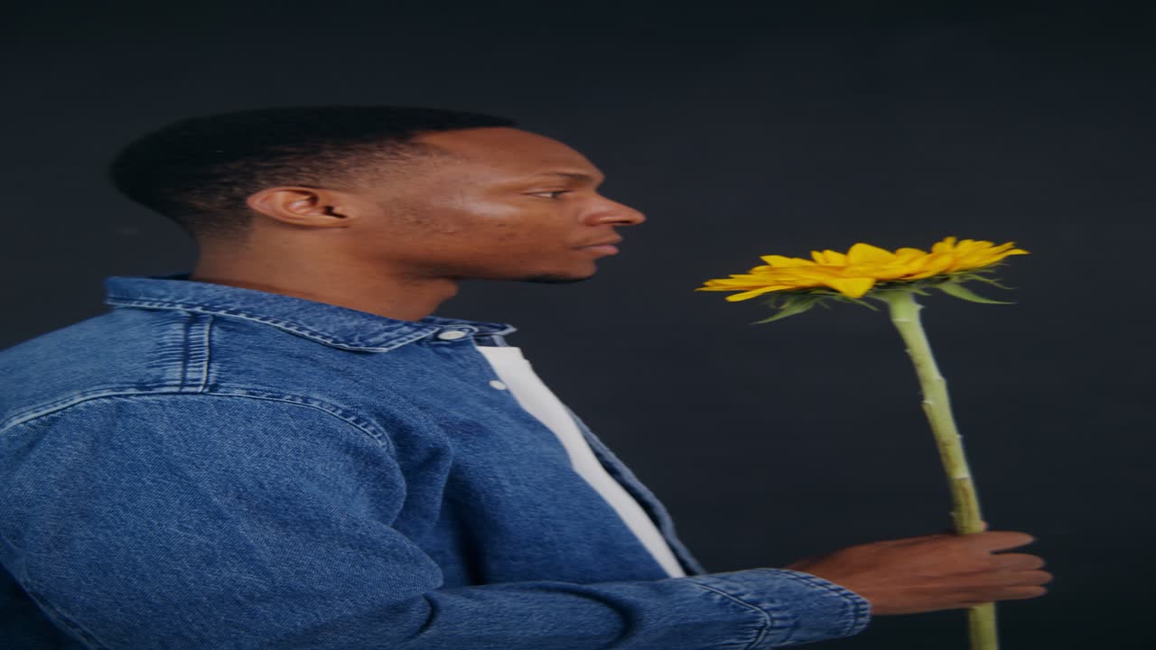 hombre con un girasol