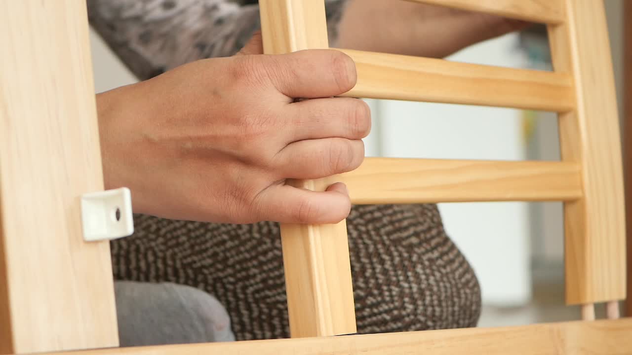 나무 침대 프레임을 조립하는 것