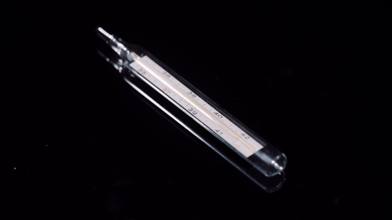 블랙 테이블에 온도계의 패닝 샷을 닫습니다