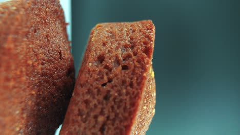 un macro vertical de primer plano detallado de pastelitos sabrosos, en un soporte giratorio de 360, iluminación de estudio, cámara lenta, movimiento suave, video 4k