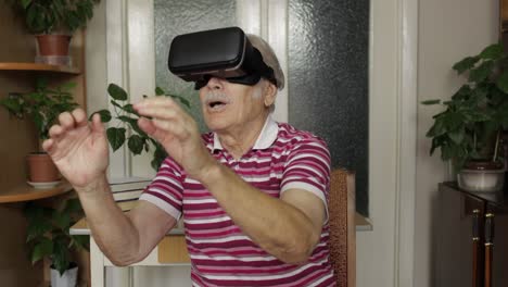 abuelo mayor hombre con gafas de auriculares virtuales viendo video 3d en 360 vr casco en casa
