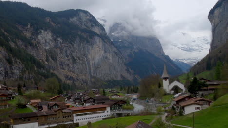 Una-Amplia-Toma-Panorámica-De-La-Tranquila-Ciudad-De-Lauterbrunnen,-Suiza
