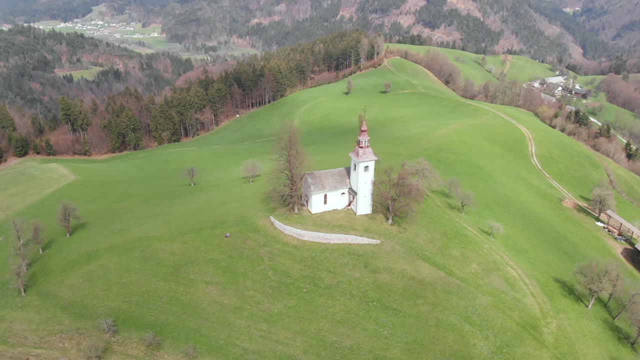 세인트 토마즈 교회, 스코피아 로카, 슬로베니아의 라운드 드론 샷