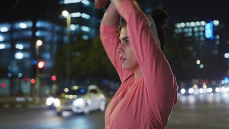 mujer joven escuchando música antes de correr
