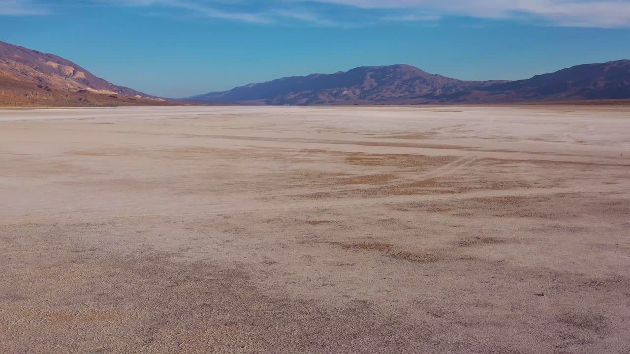 bonita antena baja sobre el parque nacional del valle de la muerte y un vasto desierto abierto playa 1