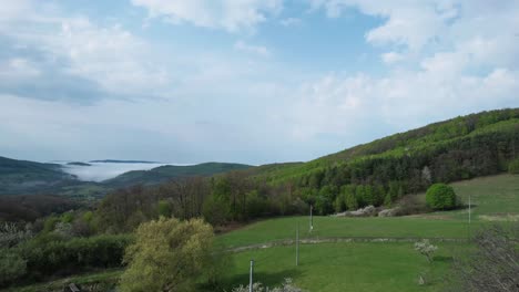 Aufschlussreiche-Luftaufnahme-Eines-Einzigartigen-Hauses-In-Der-Unteren-Tatra,-Slowakei