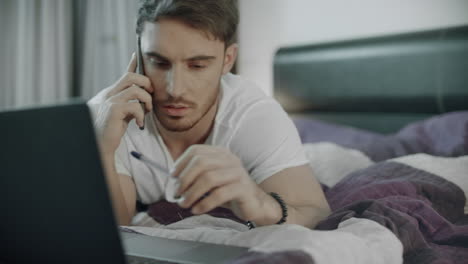 hombre serio hablando por teléfono en casa