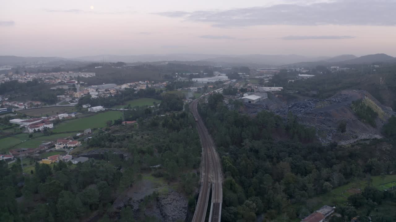 vista aérea de un ferrocarril cerca de una zona agrícola en el campo de portugal