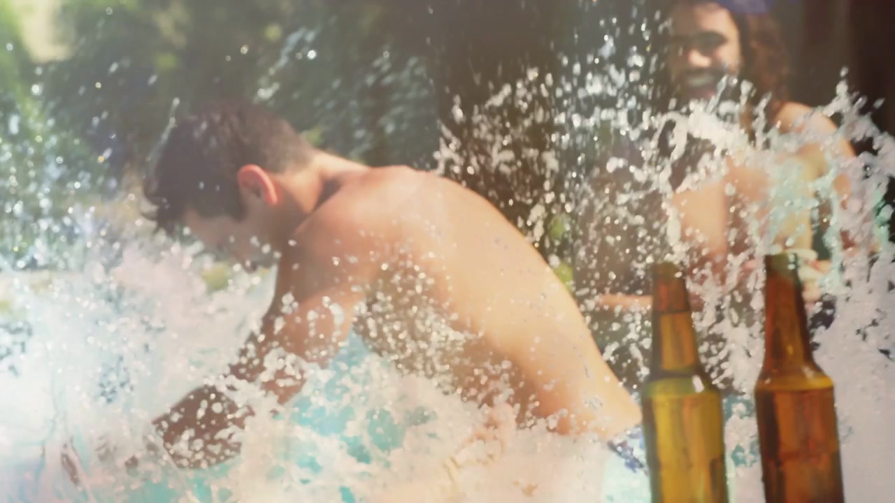 Grupo en la piscina jugando, una pareja levantando mientras un amigo se lanza y crea salpicaduras, botellas ámbar de marketing