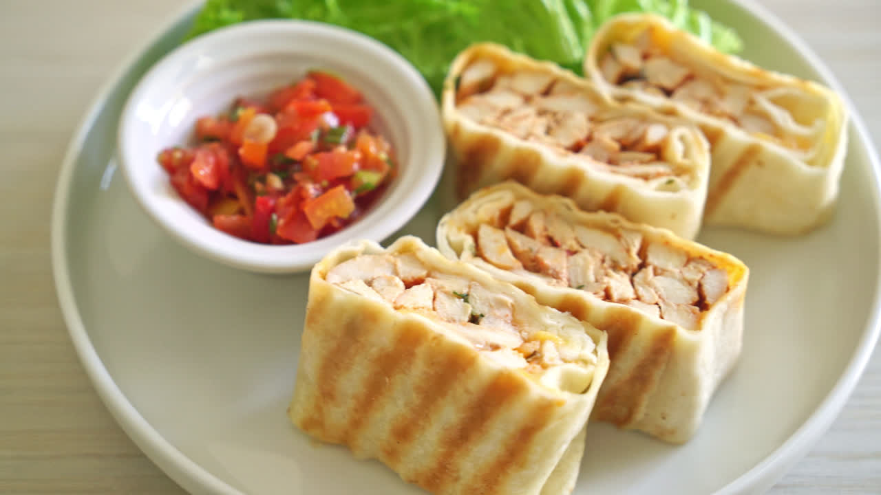 멕시칸 퀘사디아 치킨 - 토르티야로 감싼 치킨과 멕시칸 소스와 치즈 - 멕시칸 음식 스타일 - 멕시칸 음식 스타일