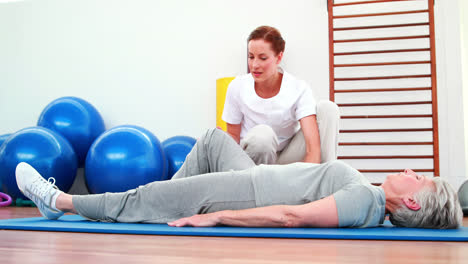 fisioterapeuta ayudando al paciente a mover la pierna