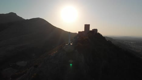 castillo de jaen, españa castillo de jaen volando y tomas terrestres desde este castillo medieval en la tarde de verano, tambien muestra la ciudad de jaen hecha con un drone y una camara de accion a 4k 24fps usando filtros nd