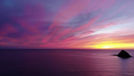 Drohne-Mit-Blick-Auf-Den-Wunderschönen-Sonnenuntergang-Am-Strand