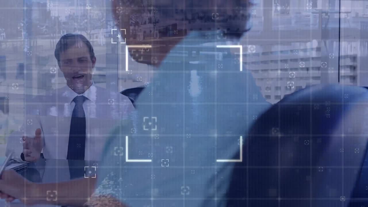 animación del procesamiento de datos financieros sobre diversas personas de negocios que poseen documentos