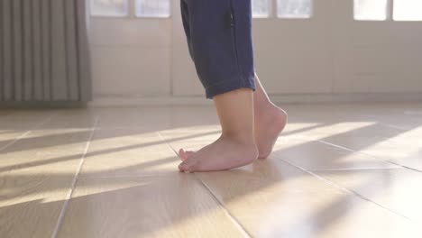 el bebé aprende a caminar