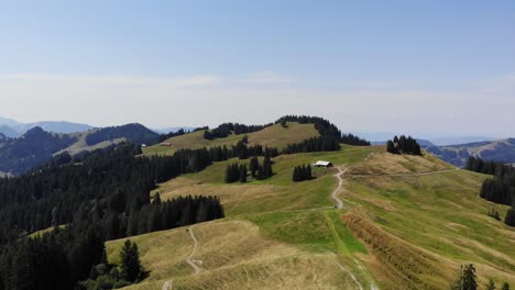 Idyllische-Alpenlandschaft,-Kuhställe-Auf-Bergweiden,-Luftdrohnenansicht