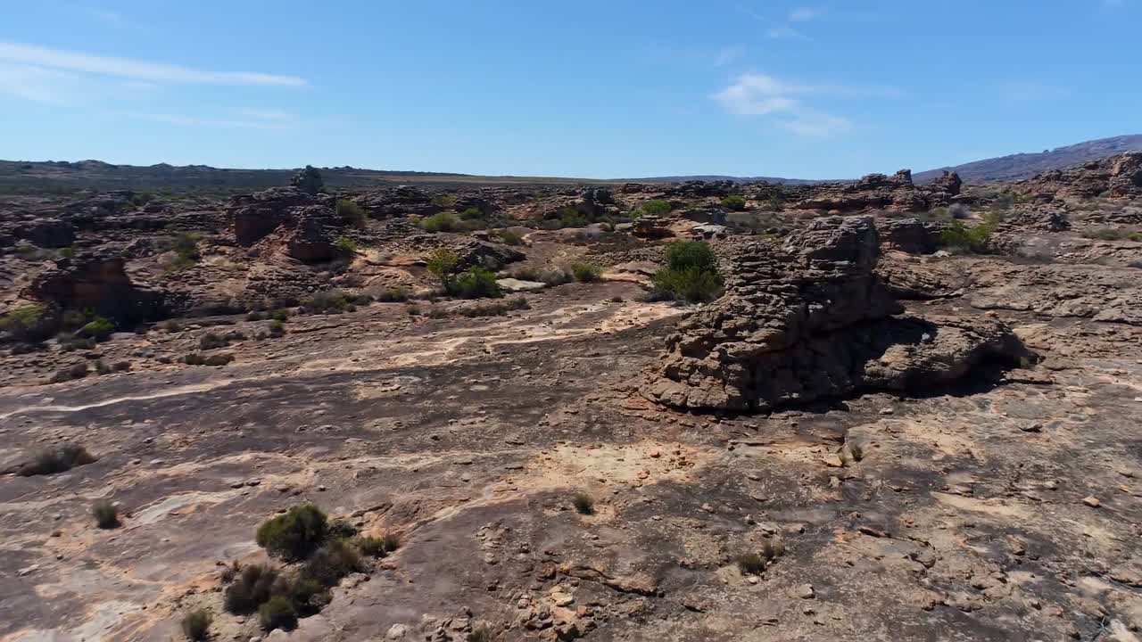 vista aérea del paisaje y las montañas rocosas 4k